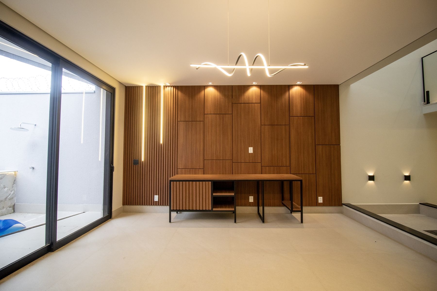 Sala de estar com marcenaria em madeira