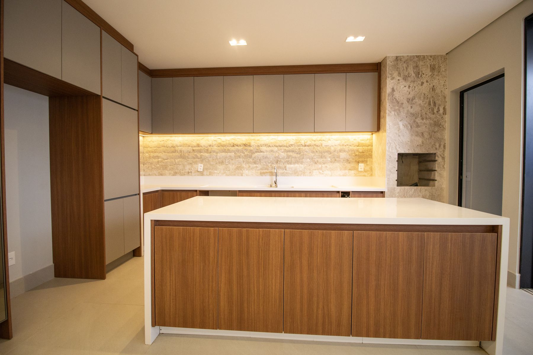 Cozinha planejada com ilha central