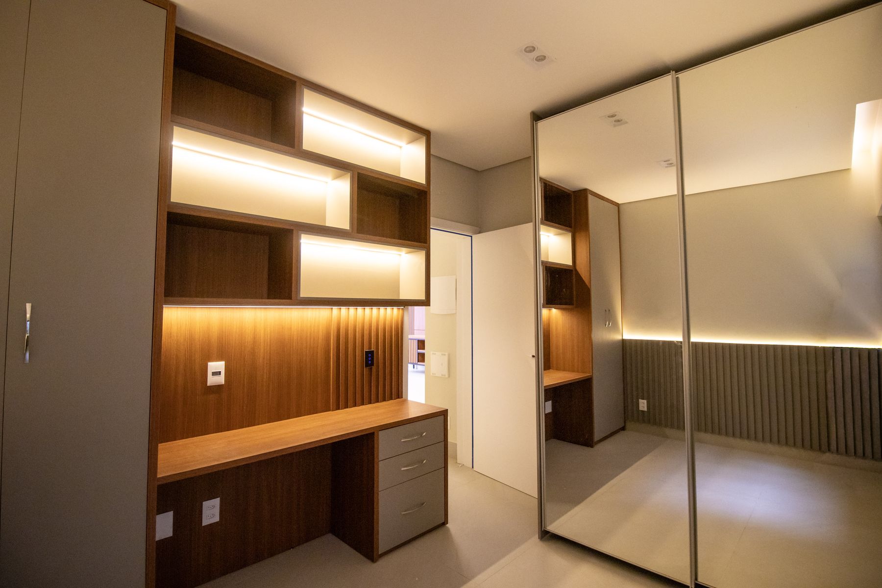 Closet e escritório integrado da suíte