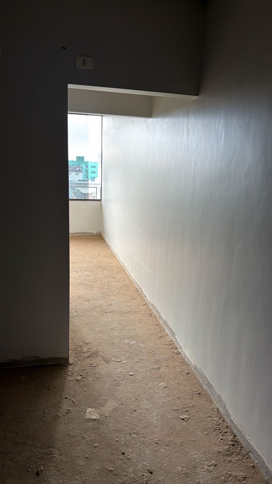 Sala em obra bruta antes da reforma da Loja Cote