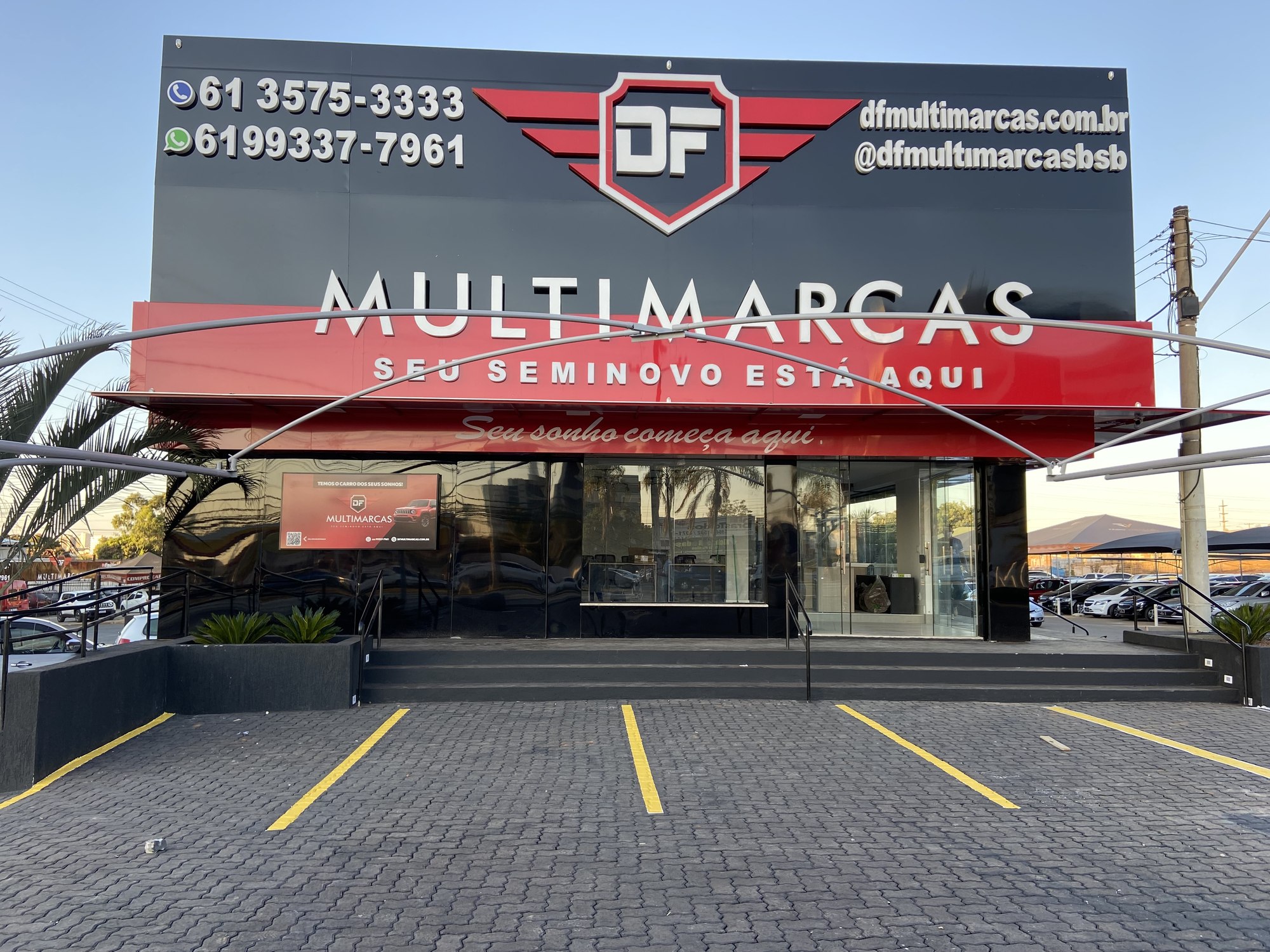 Entrada e letreiro da DF Multimarcas em close