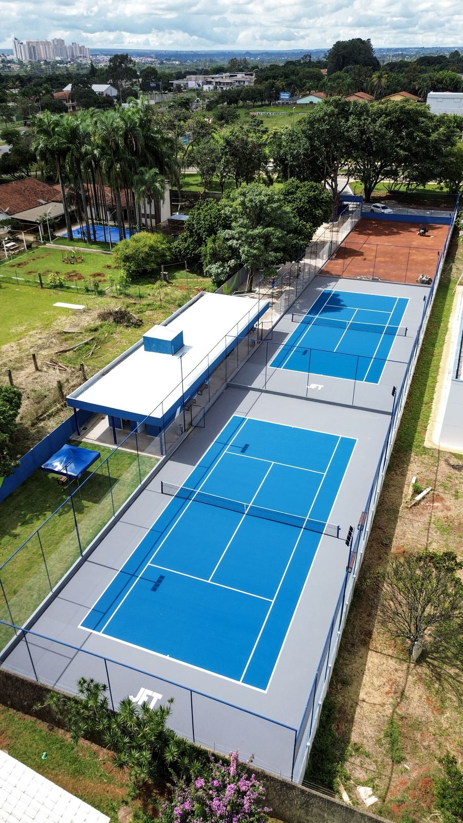 Vista aérea da academia Fast Tennis, em Águas Claras, com quadras e clubhouse