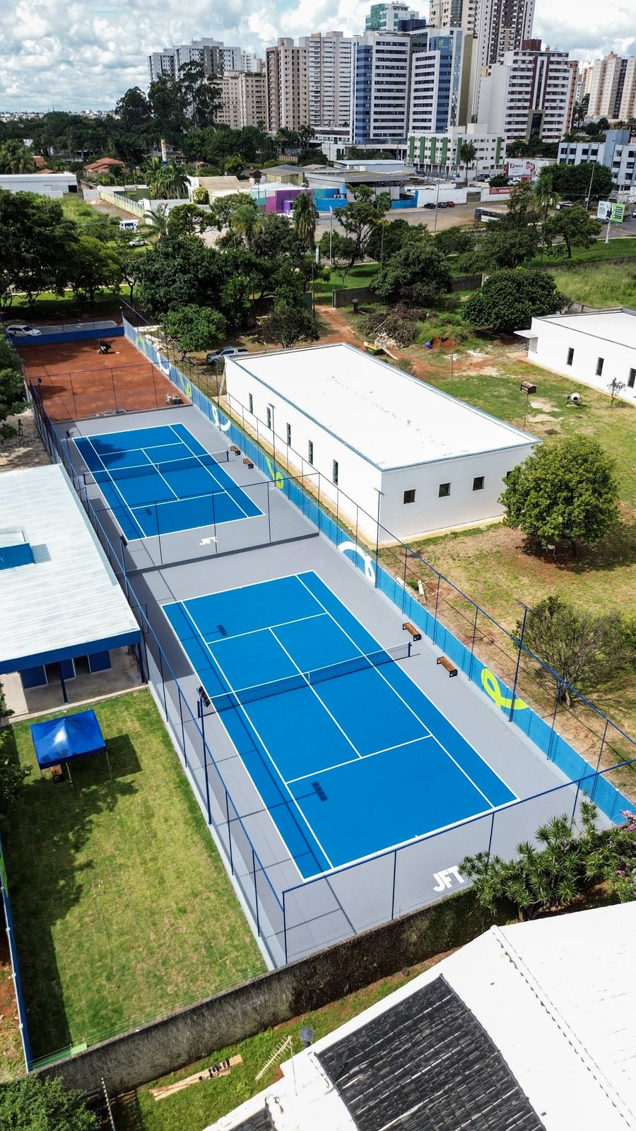 Vista aérea da unidade Fast Tennis com skyline de Águas Claras ao fundo