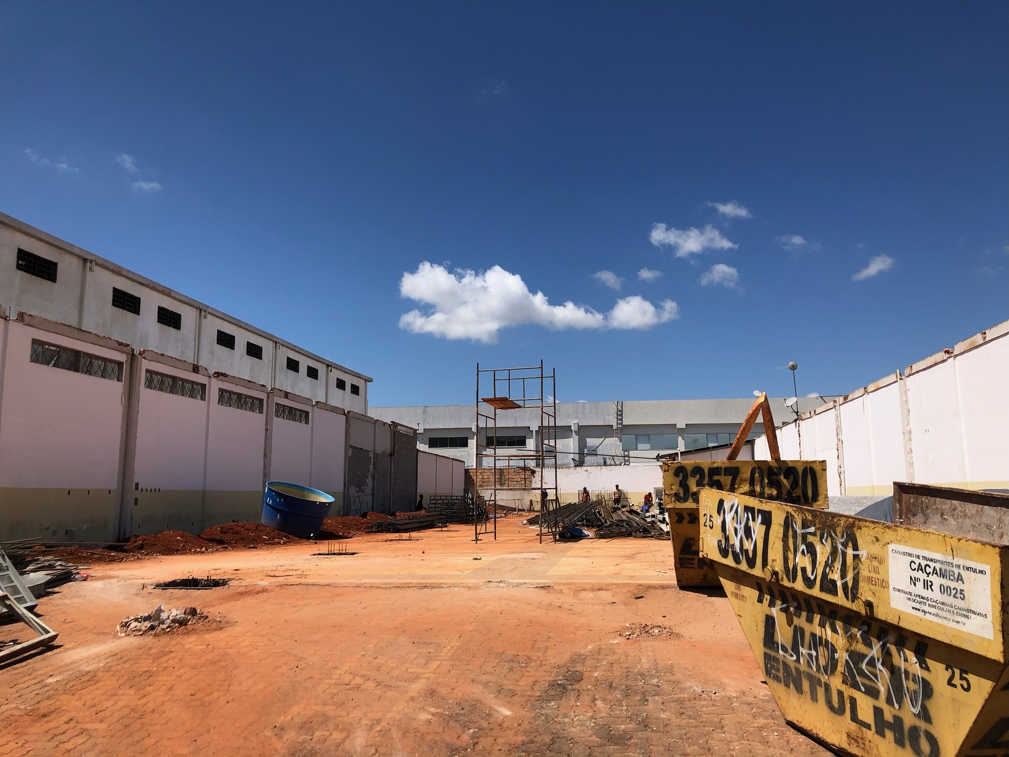 Terreno após demolição do galpão antigo, pronto para a nova obra