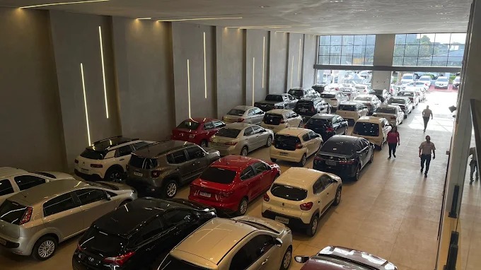 Vista do mezanino sobre o showroom concluído