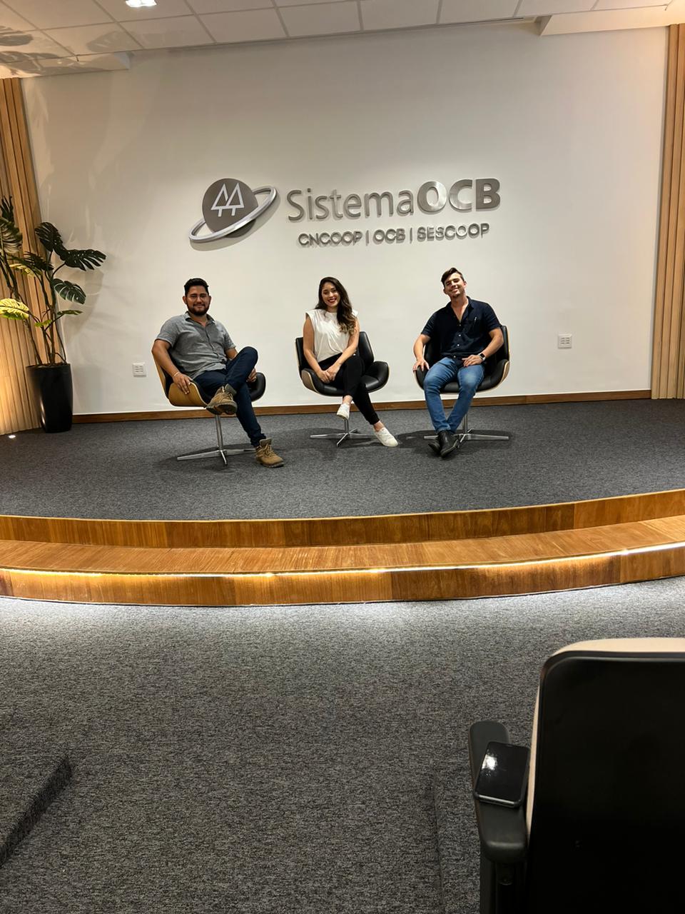 Equipe no palco do auditório reformado