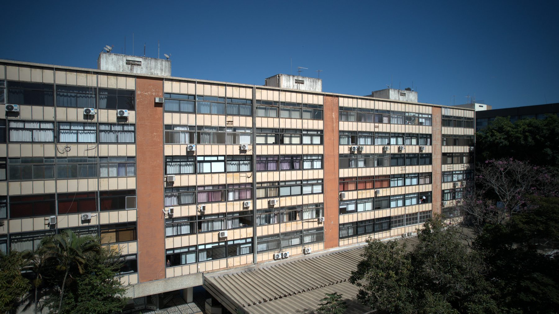 Fachada desgastada do Bloco F antes do retrofit