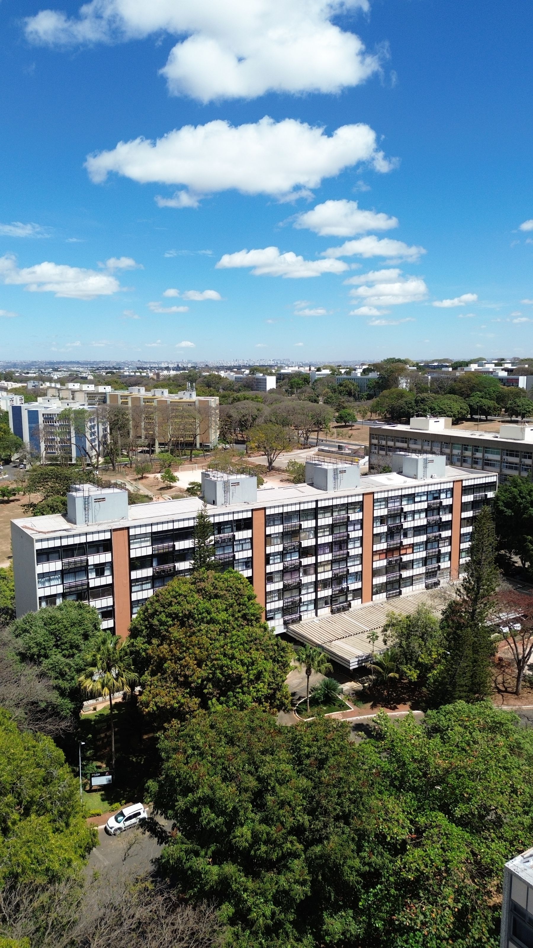Vista aérea do bloco com entorno arborizado